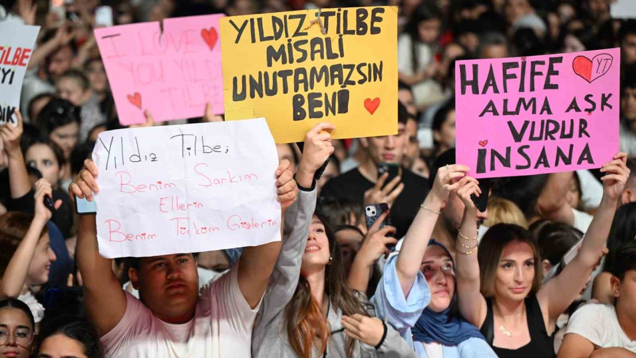 Gaziosmanpaşa’da Yıldız Tilbe, İstiklal Marşı’nı 200 bin kişiyle okudu