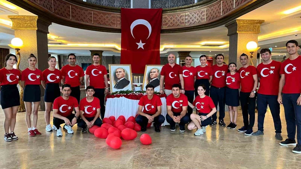 Bodrum’da otel personeli 30 Ağustos’a bayraklı kıyafetlerle damga vurdu