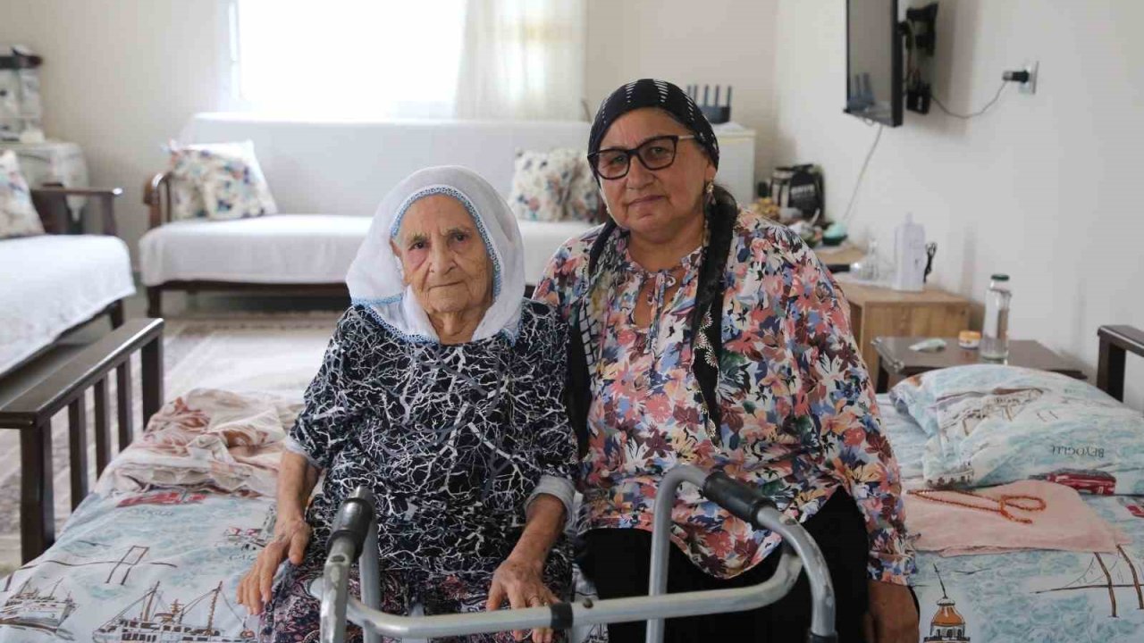 98 yaşındaki Şemsi teyzenin evinin yoluna parke taşı döşendi