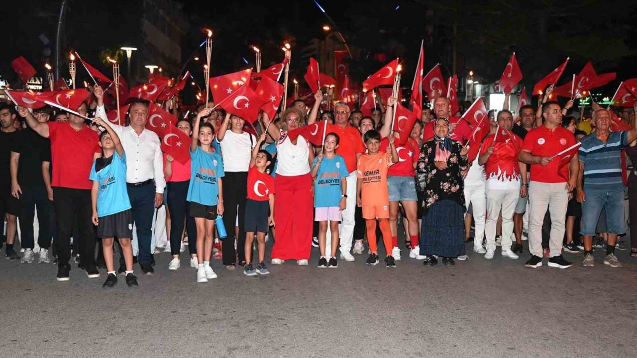 Kemer’de 30 Ağustos fener alayı coşkusu