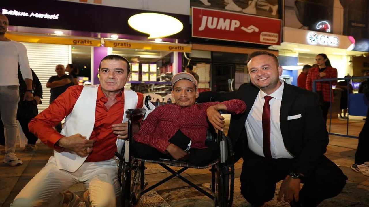Çivril’de Cumhuriyet Meydanı doldu taştı