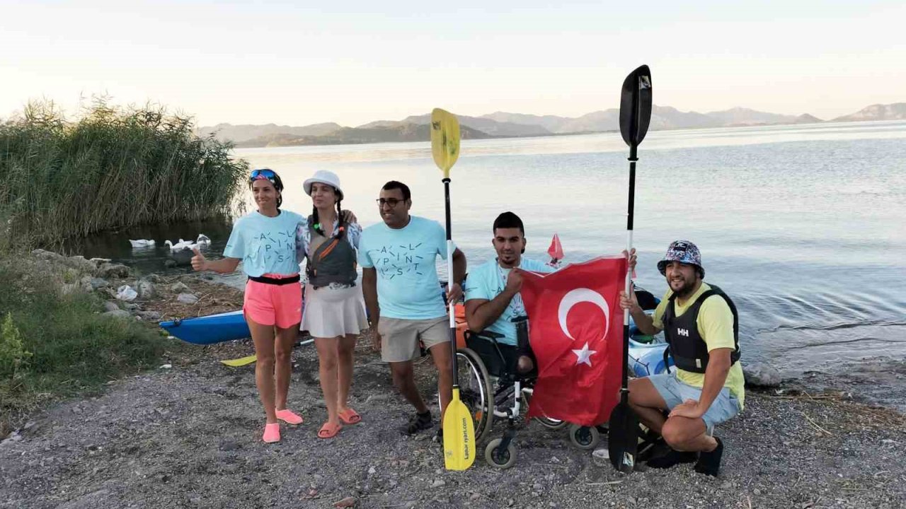 Köyceğiz Gölü’nde 30 Ağustos ve Dünya Barış Günü’nde ‘İki Devlet Bir Can’ mesajı