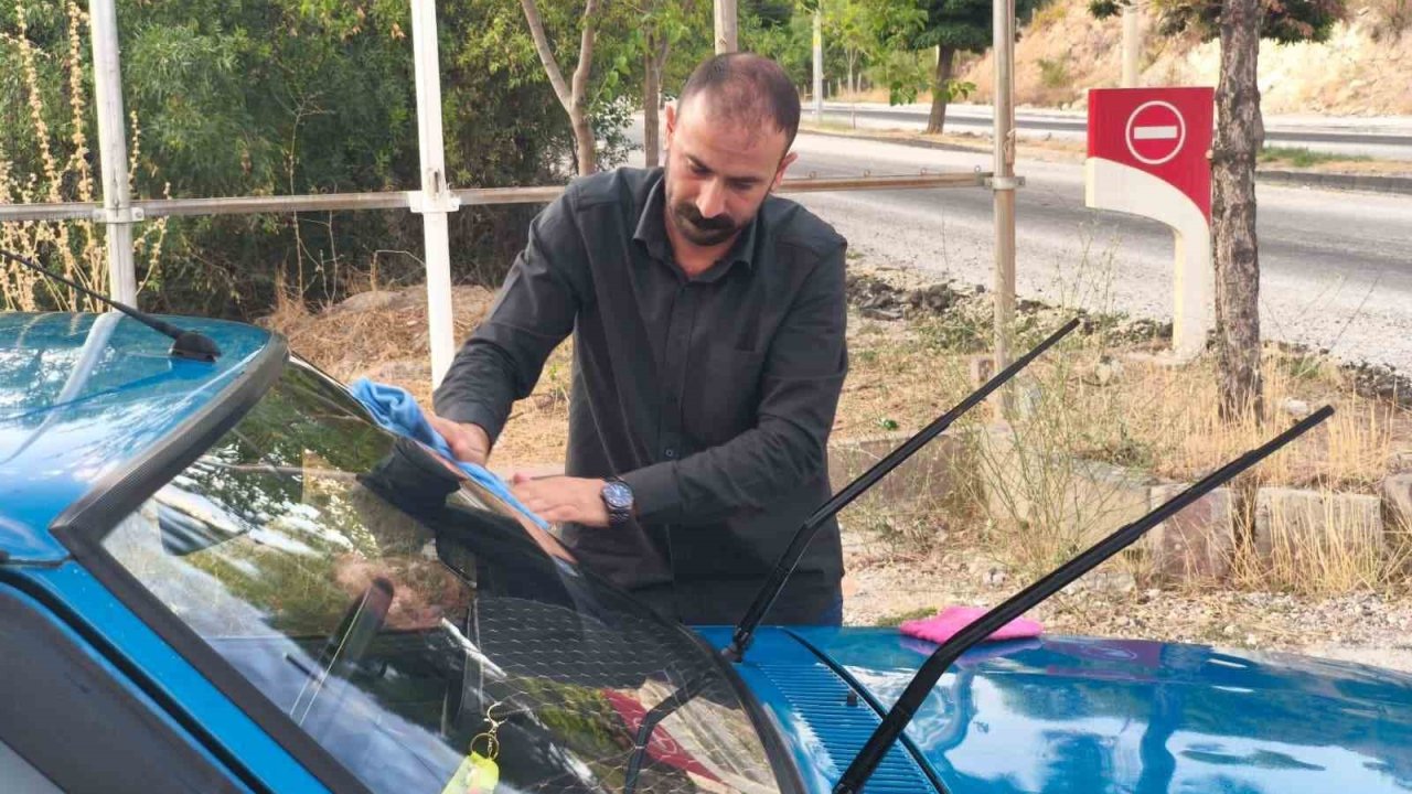 Çocukluk hayali gerçeğe dönüştü: 32 yıllık aracına gözü gibi bakıyor