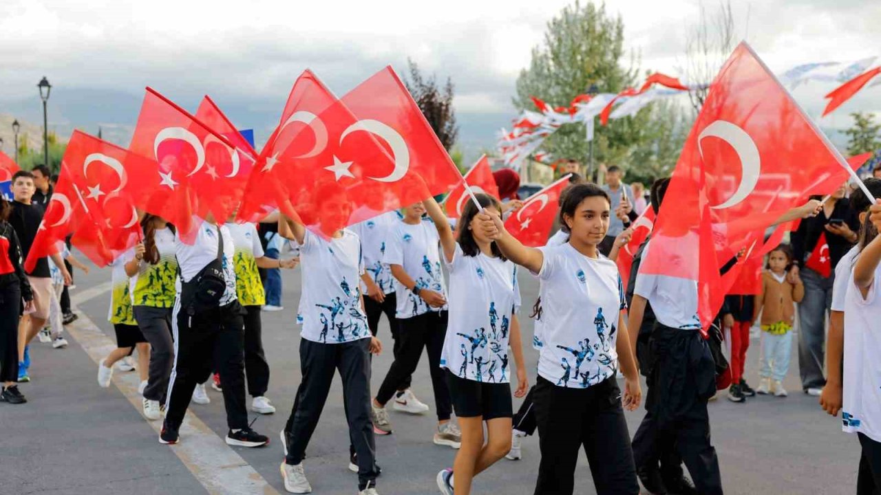 Başkan Büyükkılıç, gençlerin coşkusuna ortak oldu