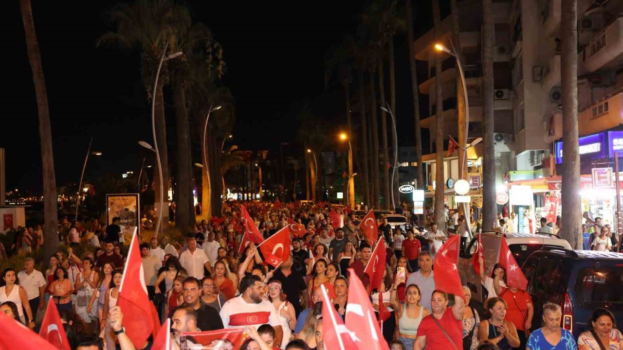 Marmaris’te sessiz fener alayı