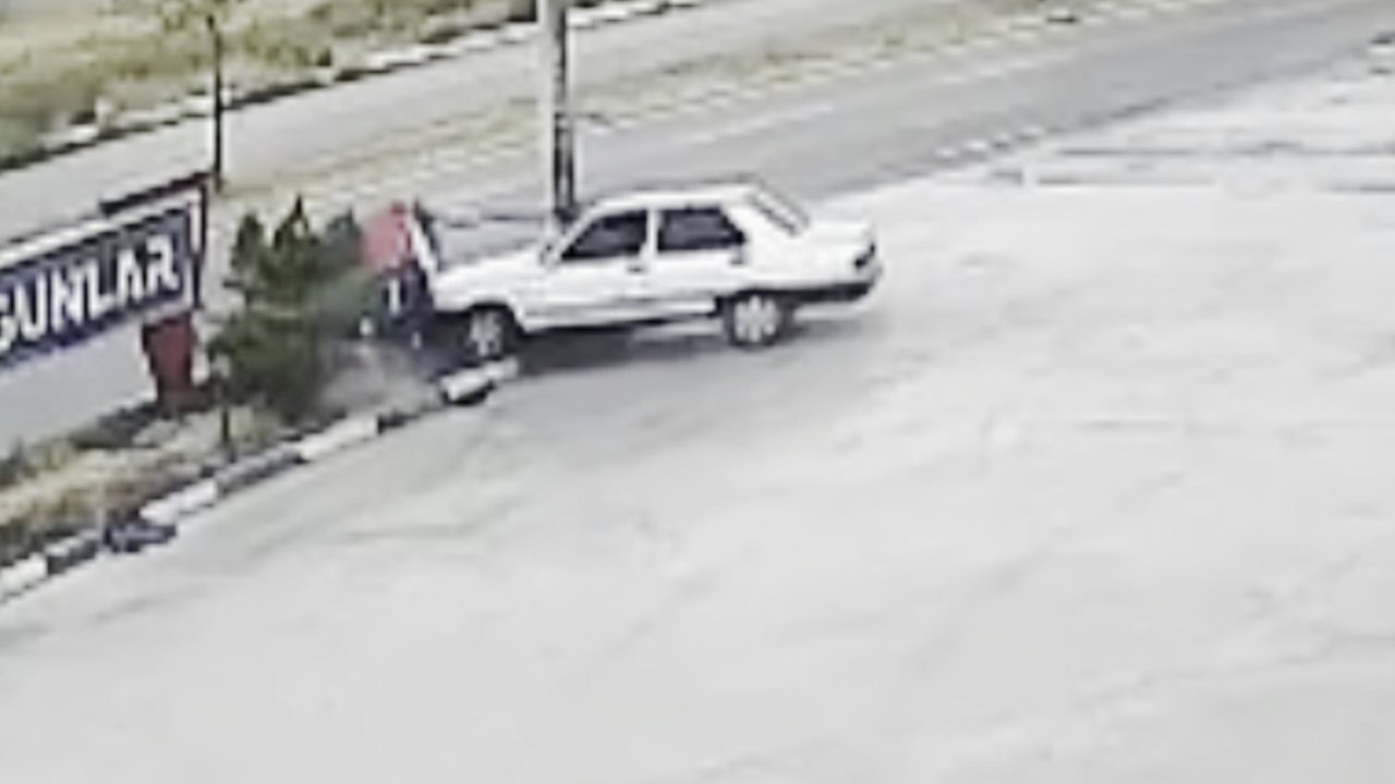 Otomobilin refüje çıkıp direği devirdiği kaza kamerada