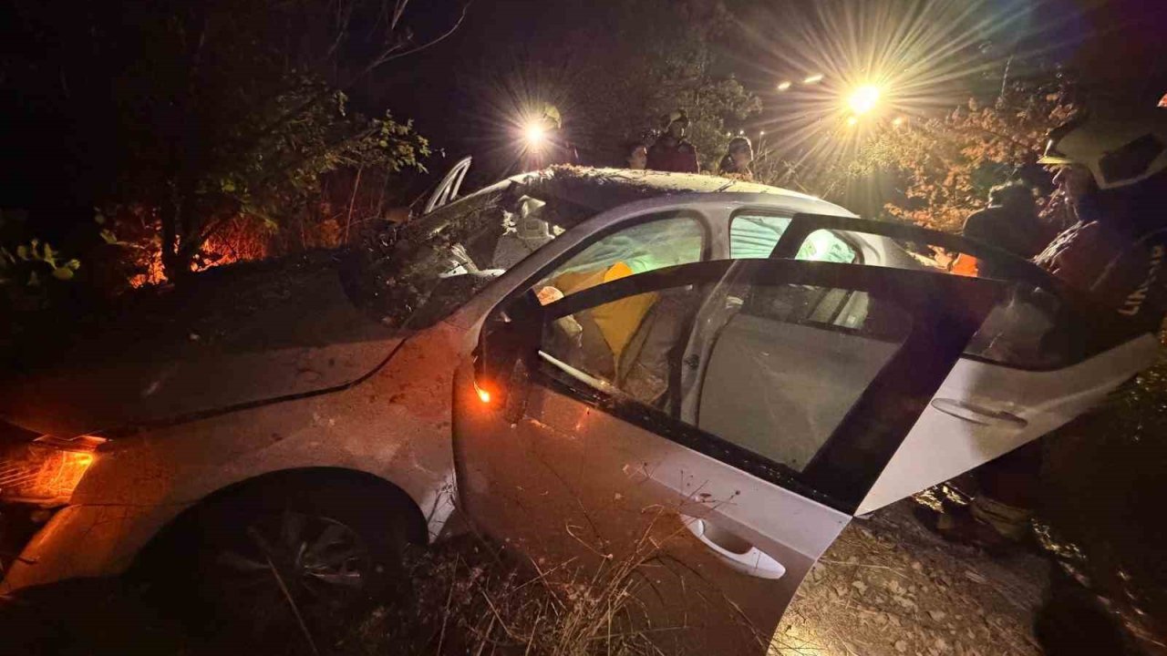 Refüje uçan otomobildeki 3 kişi yaralandı