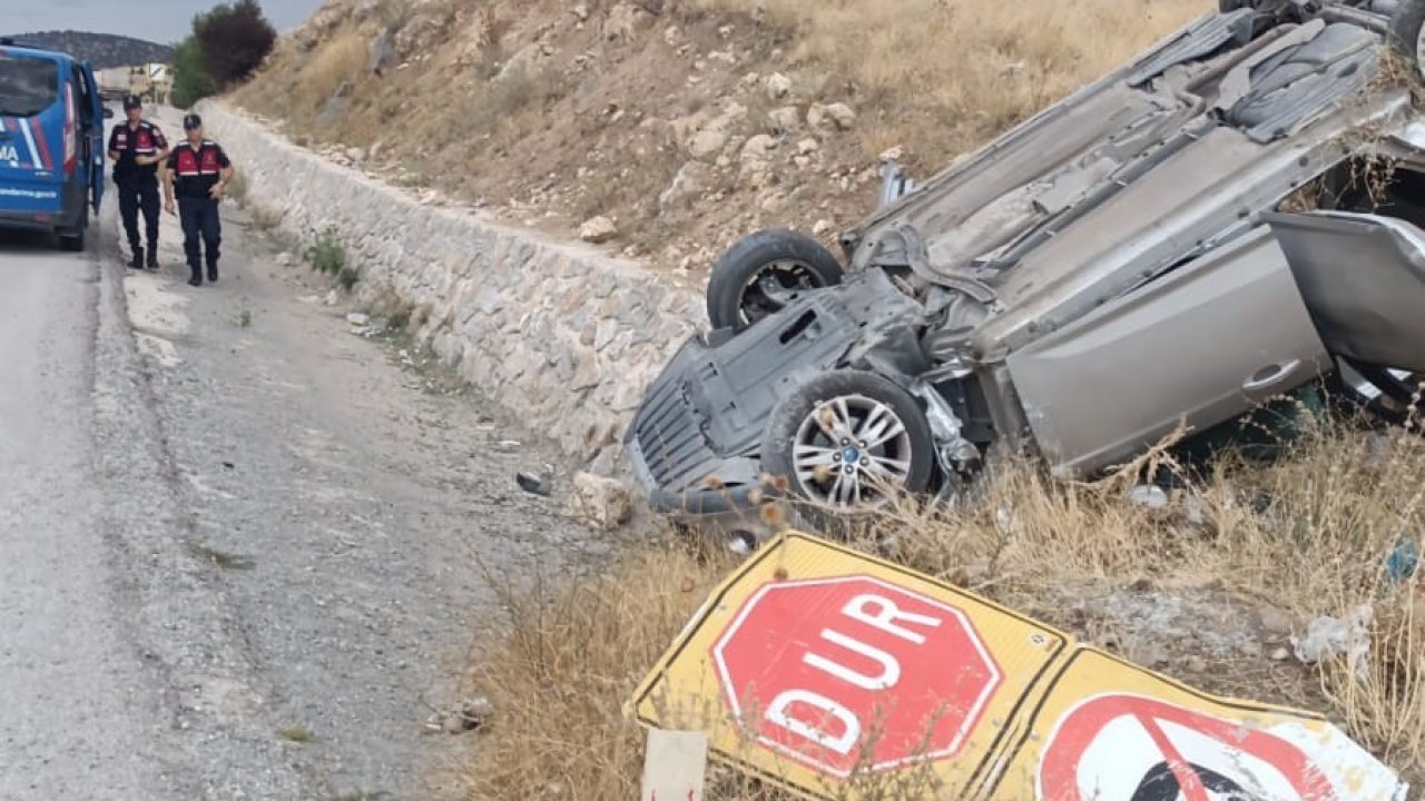 Refüje devrilen otomobilde 2 kişi yaralandı