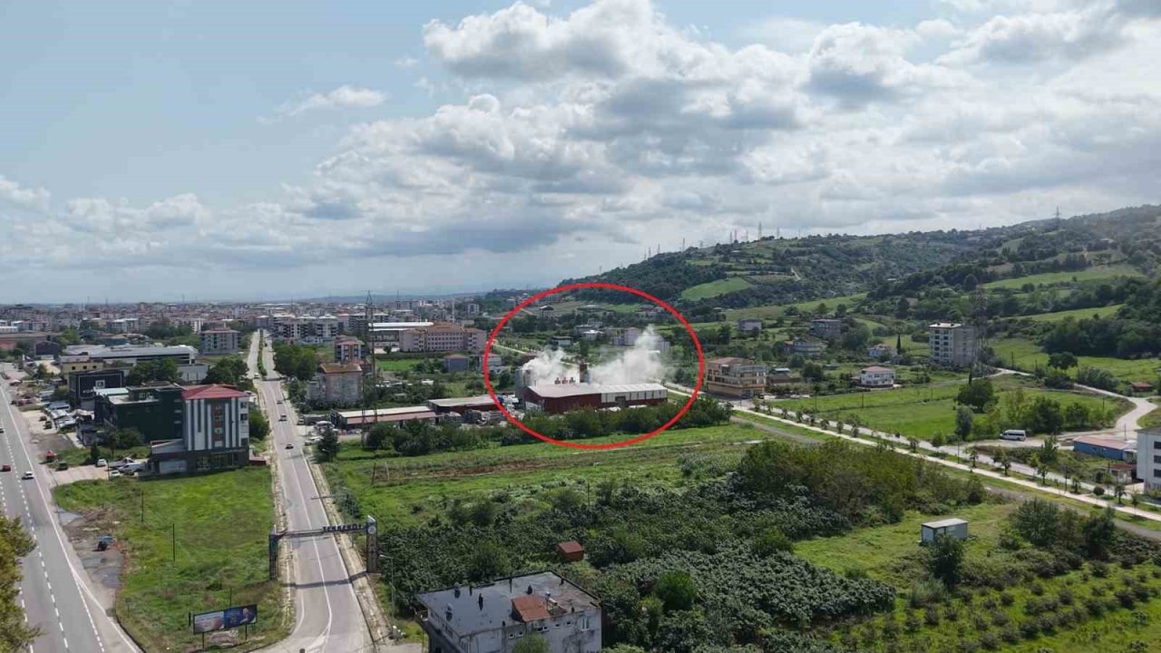Fabrika bacasından çıkan duman korkuttu