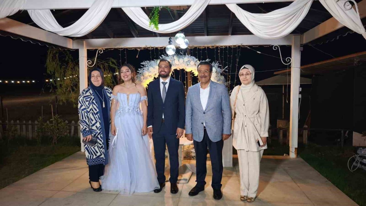 Burhaniyeli gençlerin nişan yüzüklerini kaymakam taktı