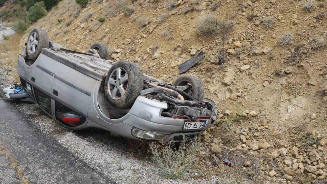 Takla atan otomobildeki 2 kişi ölümden döndü