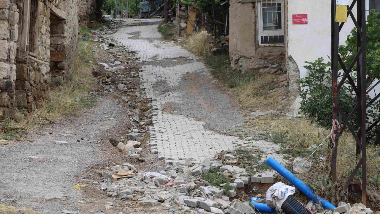 Başkan Öztürk, Derebağ Mahallesi’nde incelemelerde bulundu