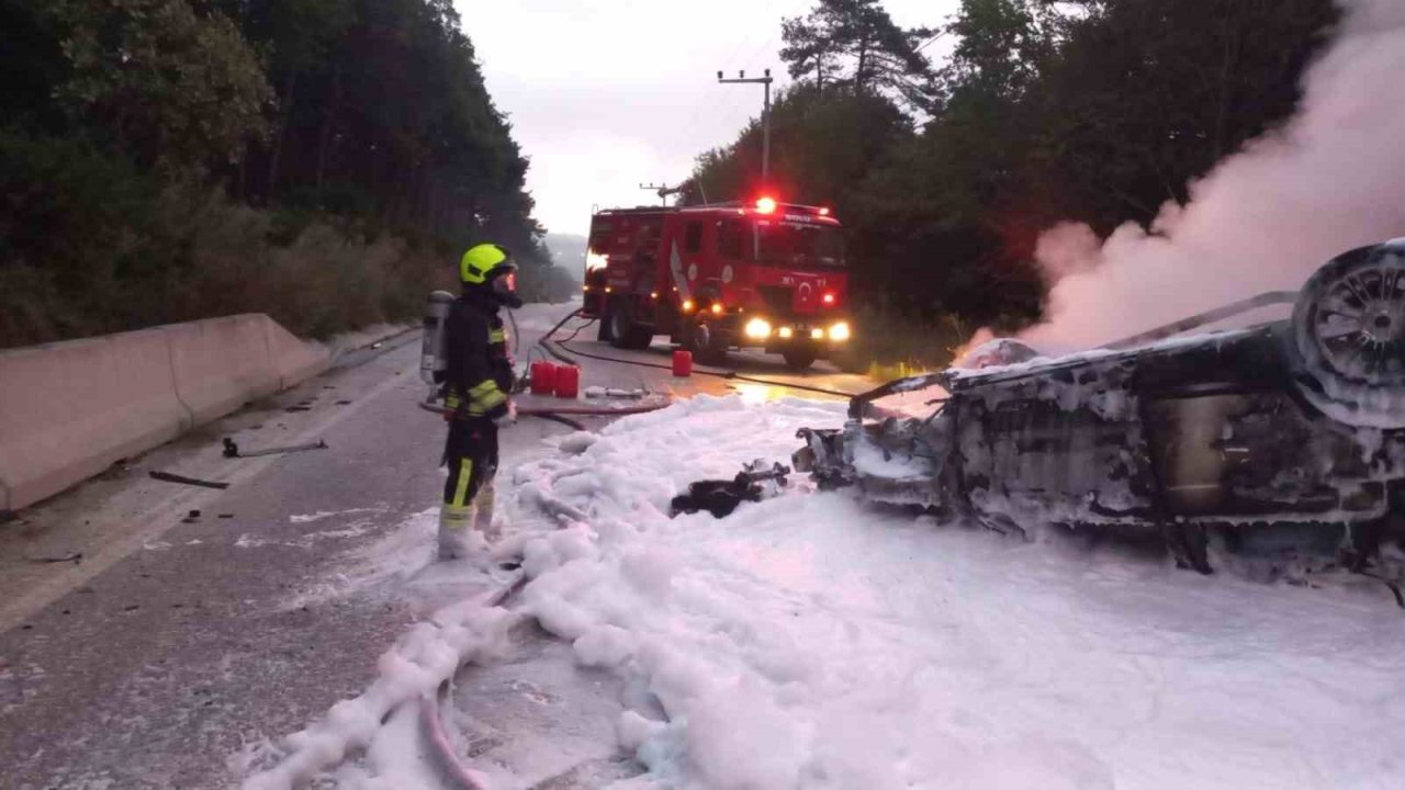 Bolu’da devrilen otomobil alev aldı: Sürücü yaralı