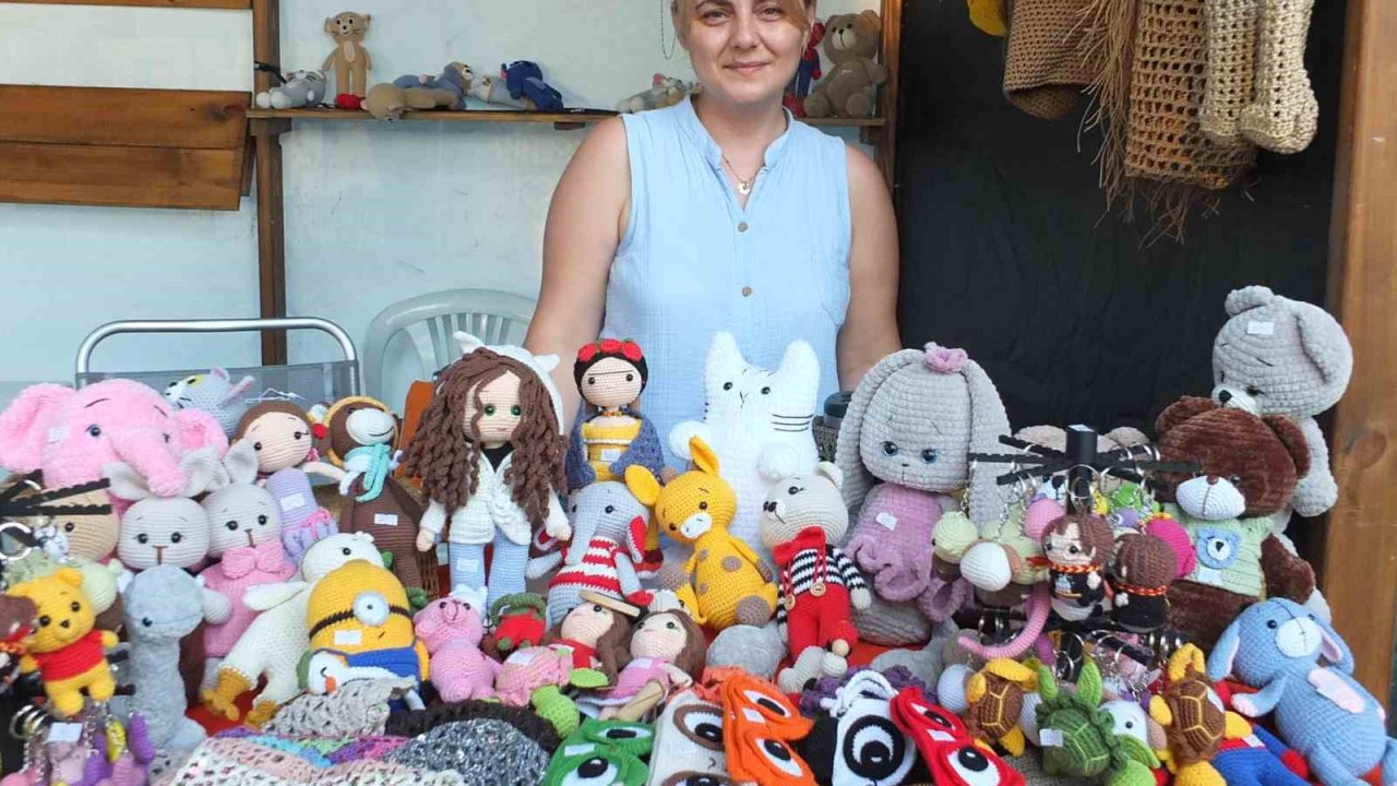 Burhaniye’de Dilek hanımın örgü bebekleri ilgi gördü