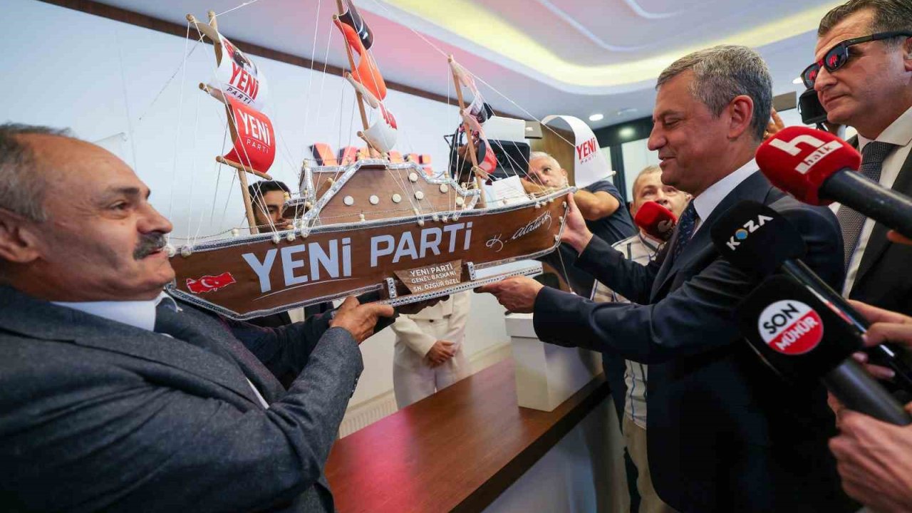 Özgür Özel, YENİ Parti Genel Merkezi’nde fidan dikti
