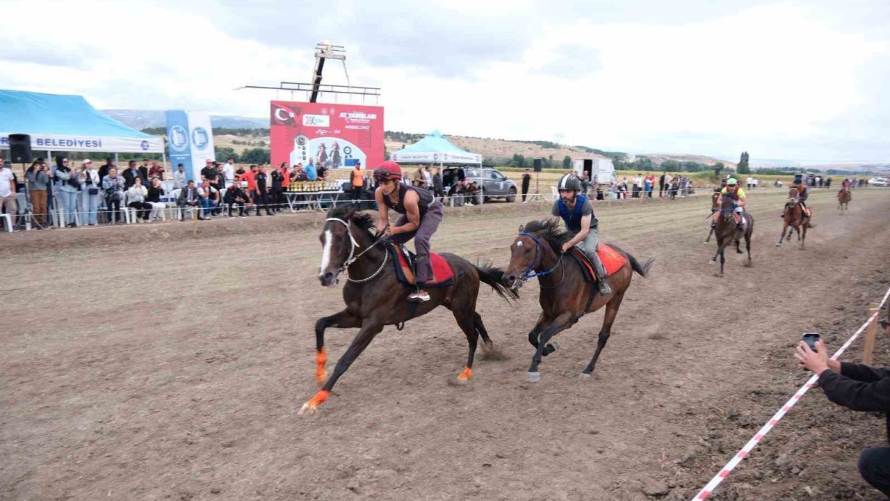 Çorum’da Zafer Bayramı’na at yarışları damga vurdu