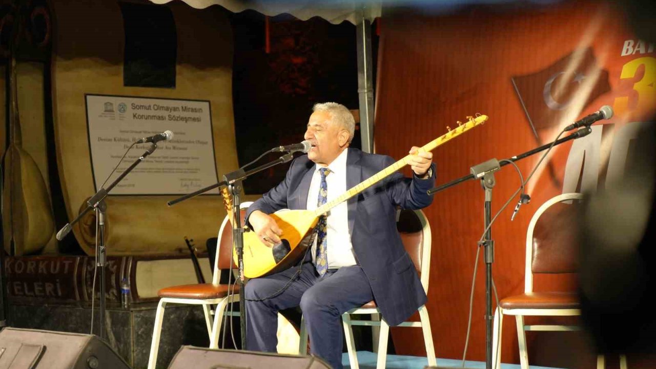 Bayburt’ta aşıklar ’Zafer Bayramı’ anısına türküler söyledi