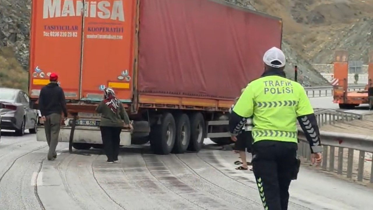 Erzincan-Sivas kara yolunda tır bariyere çarptı