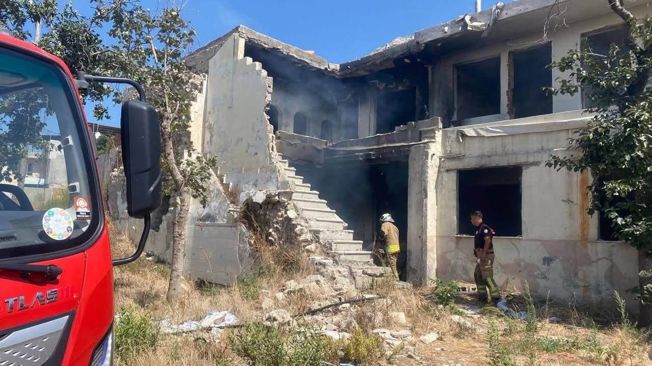 Antakya’da metruk bina yangını kontrol altına alındı