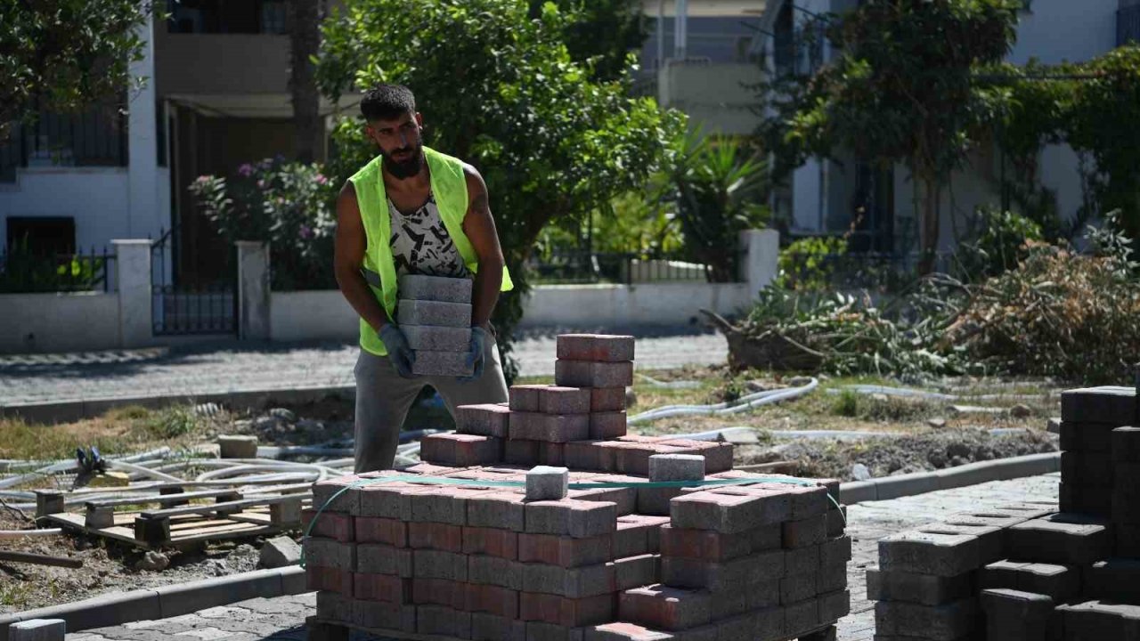 Kuşadası’nda yollar yenileniyor