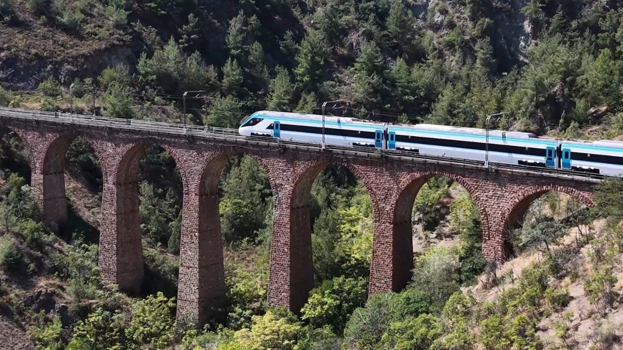 "Test süreçleri başarıyla devam eden Milli Elektrikli Hızlı Tren’imiz saatte 250 kilometre hıza ulaştı"