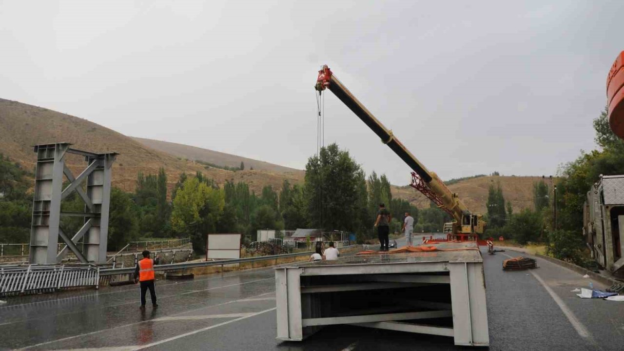 Darende’de Nadir Üst Geçidi sökülerek kaldırıldı