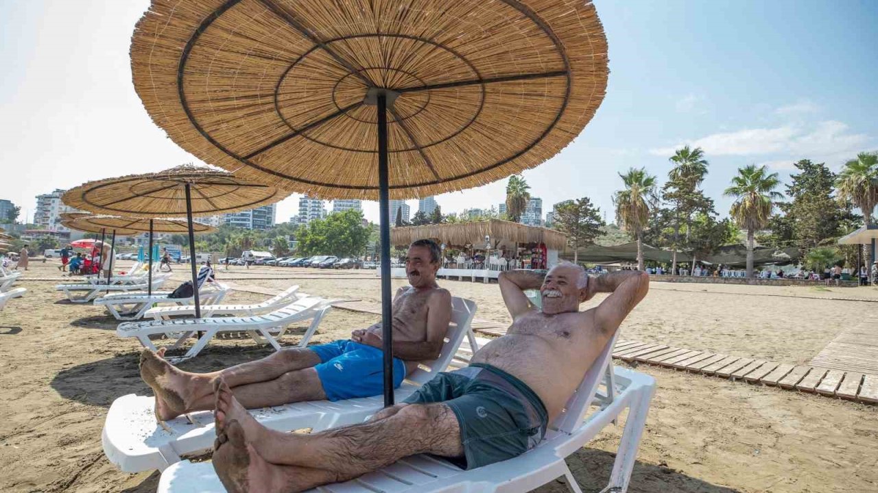 Mersin’de emekliler deniz ve güneşin tadını çıkardı