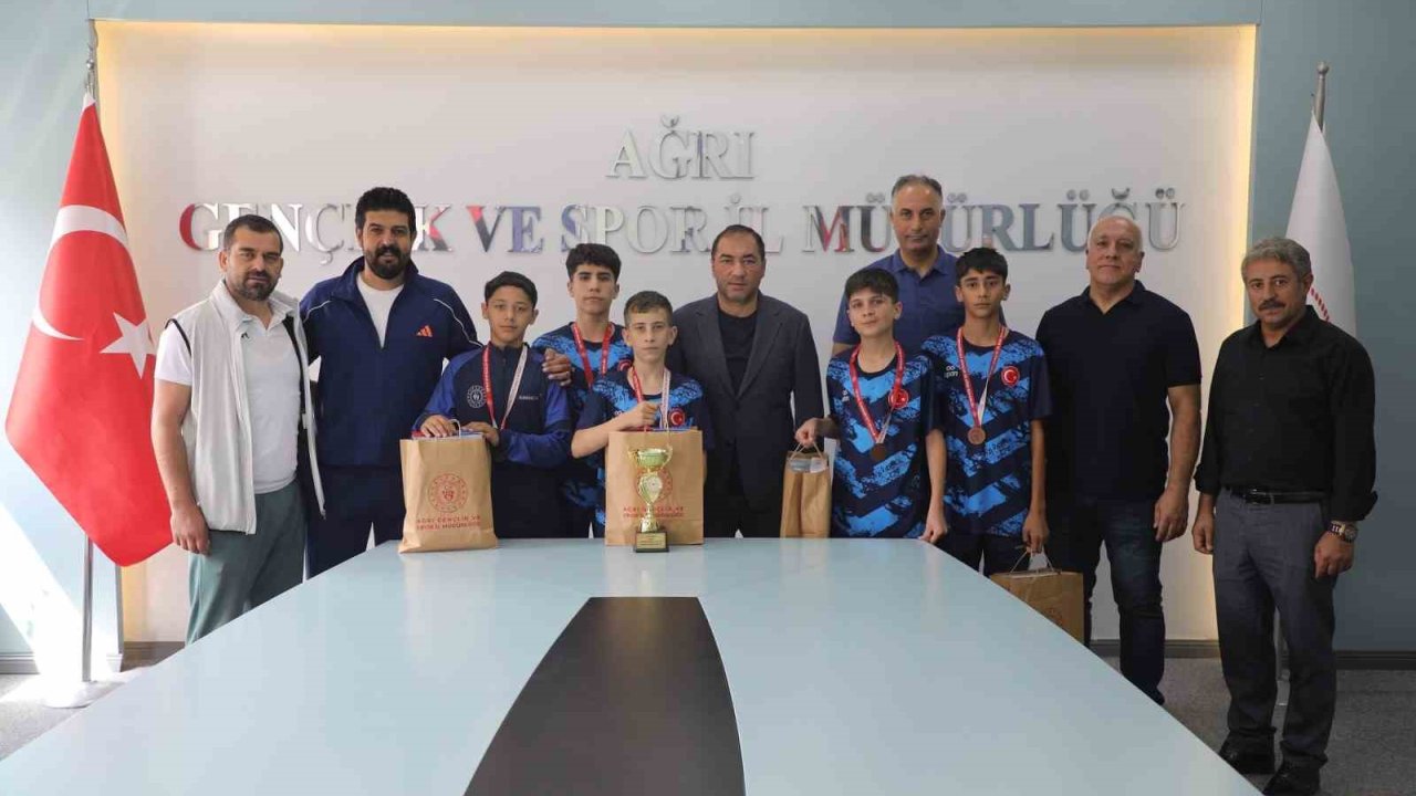 İl Müdürü Ahmet Çelebi’den Türkiye Üçüncüsü Badminton takımına tebrik