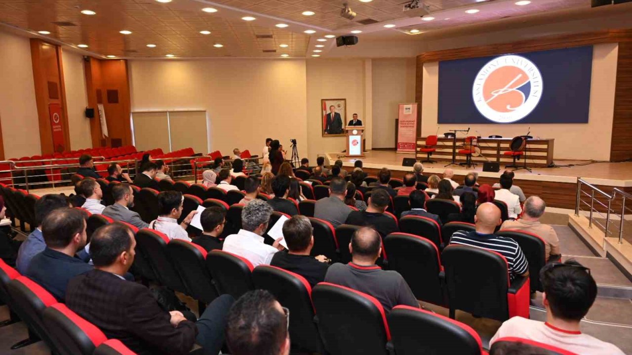 Farklı ülke ve şehirlerden akademisyenlerin katıldığı sempozyumda tarih eğitimi masaya yatırıldı
