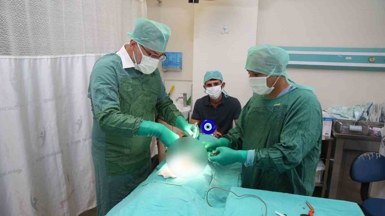 Doktor belediye başkanı önce çocukları eğlendirdi, ardından sünnet etti
