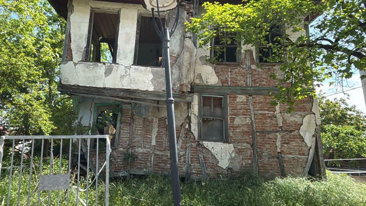 Gölcük’te 2 metruk bina daha yıkıldı