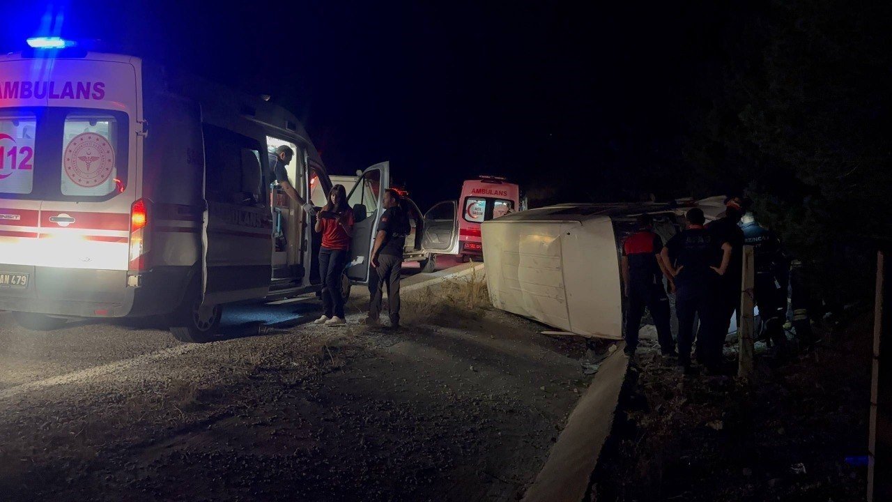 Erzincan’da bal yüklü minibüs devrildi: 3 yaralı