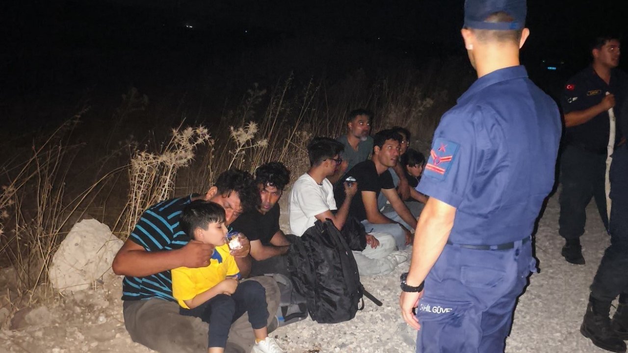 Yardım çağrısı yapan göçmenlerin imdadına ekipler yetişti