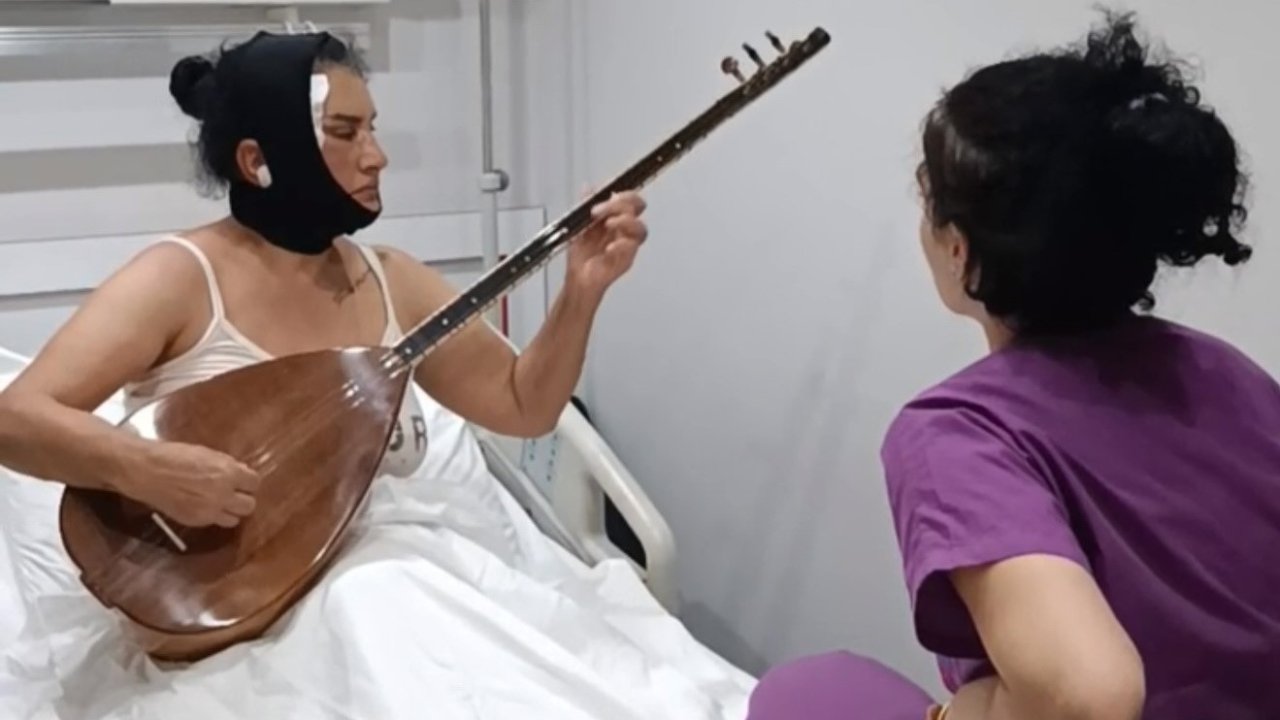 Yüz germe ameliyatı oldu, hastane odasında saz çaldı