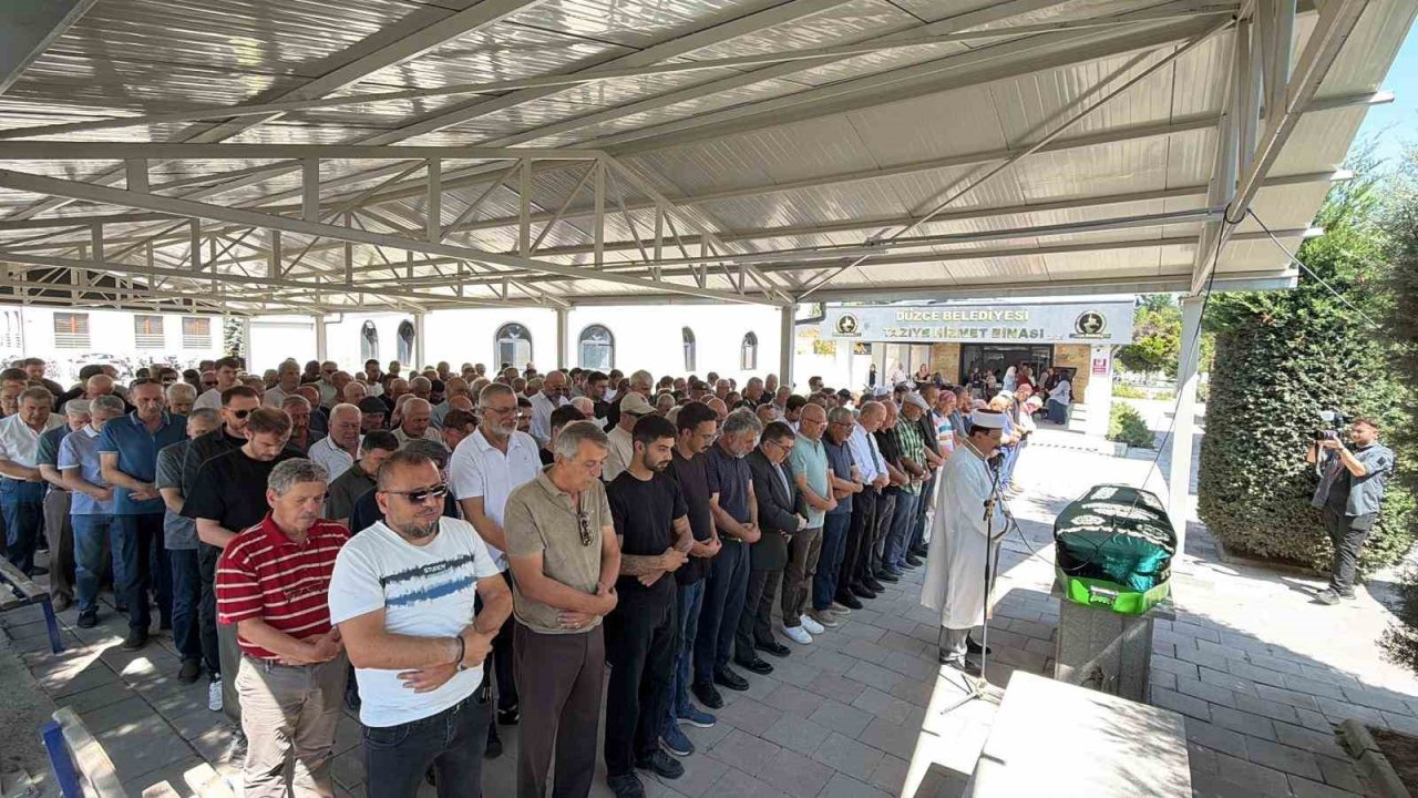 Düzceli gazetecinin annesi son yolculuğuna uğurlandı