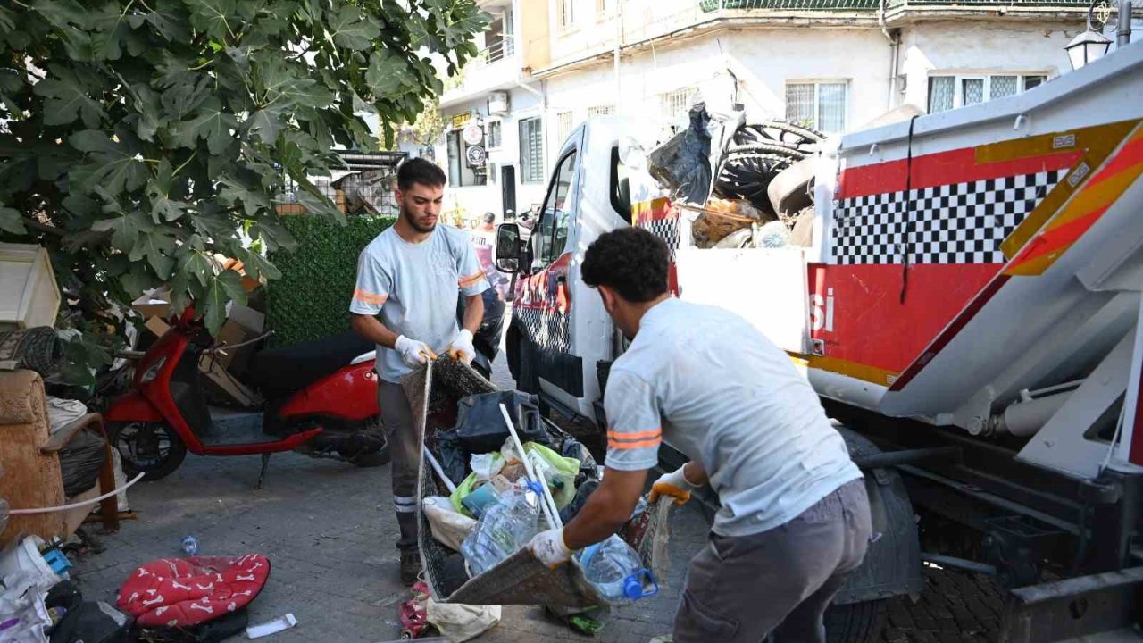 Kuşadası’nda sokağa hurda ve atık bırakanlara zabıta müdahalesi