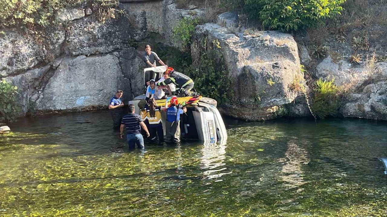 Çivril’de otomobil göle uçtu, sürücü yaralandı