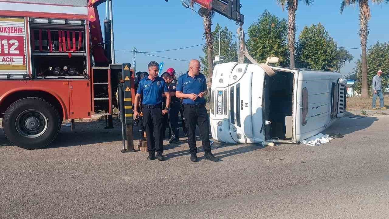 Ceyhan’da minibüs ile otomobil çarpıştı: 1 ölü, 3 yaralı