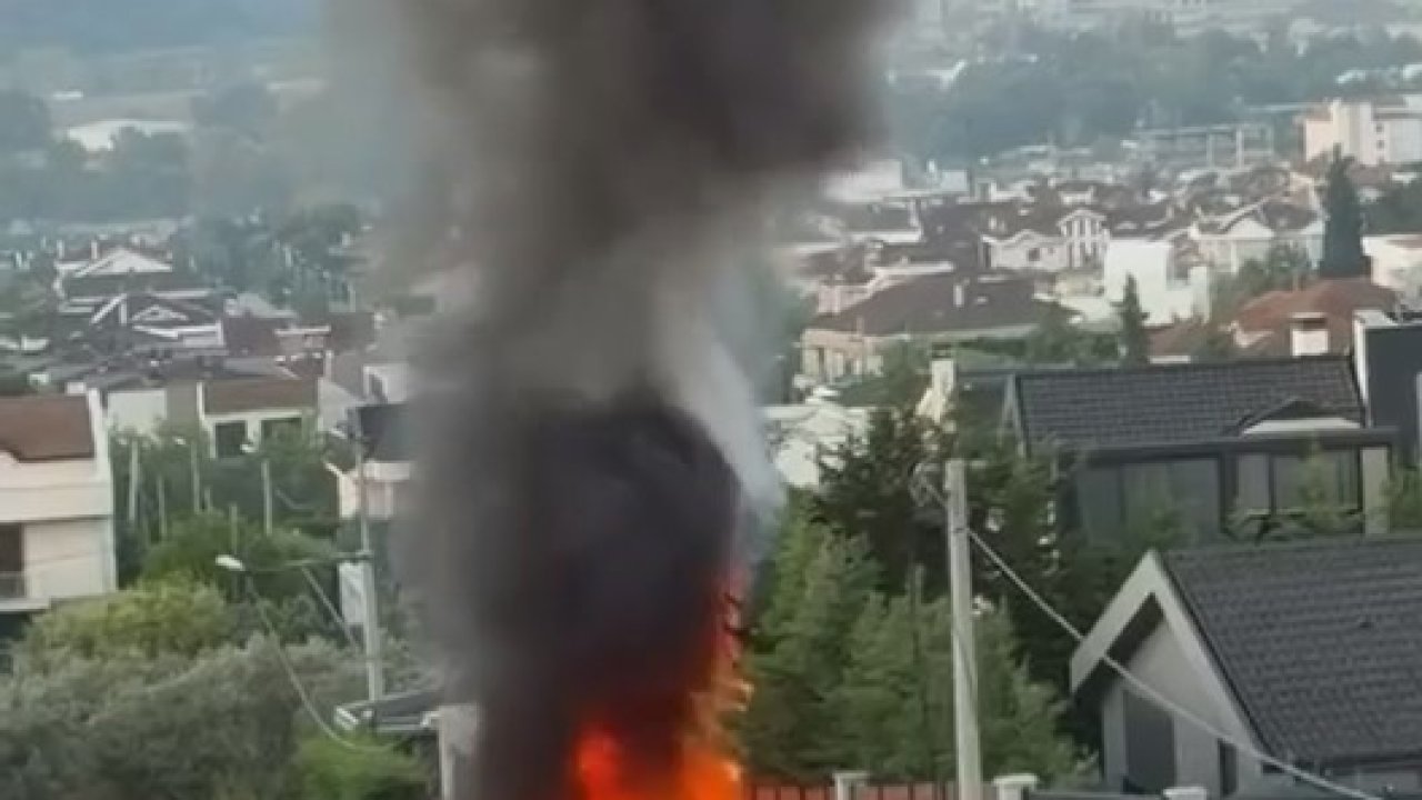 Park halindeki araç alev alev yandı