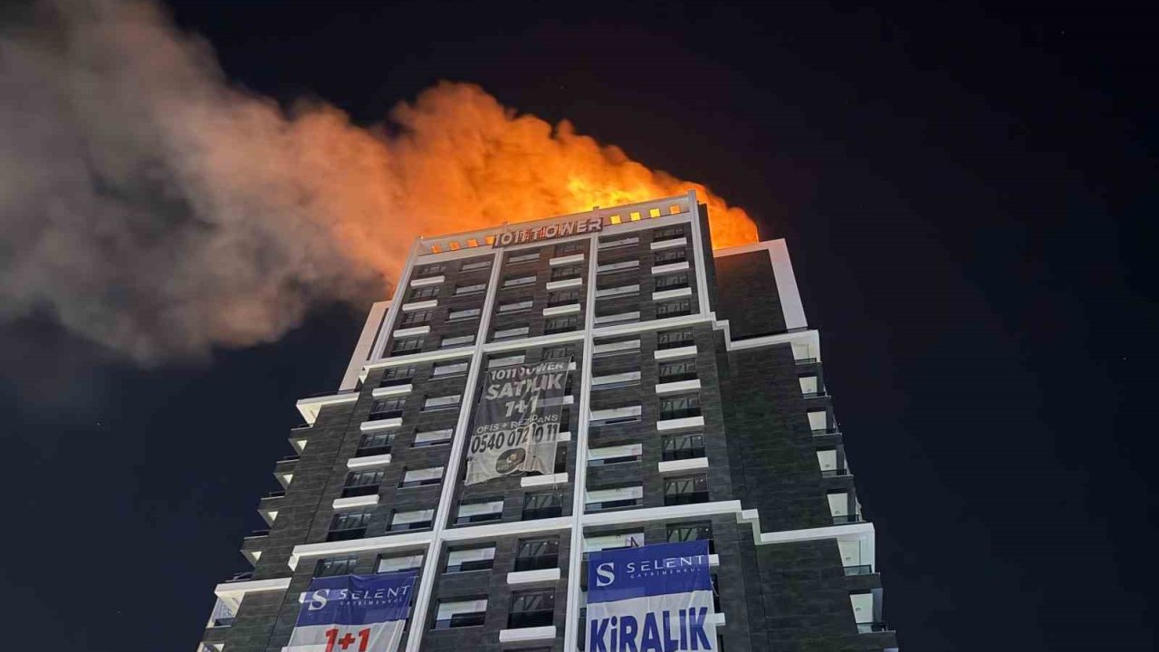 Ankara’da bir binanın çatısında yangın çıktı