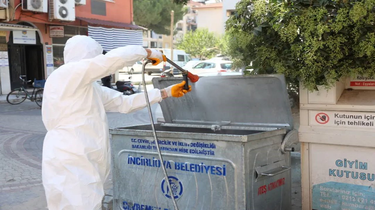 İncirliova’da karasinekle mücadele için çöp konteynerleri ilaçlandı