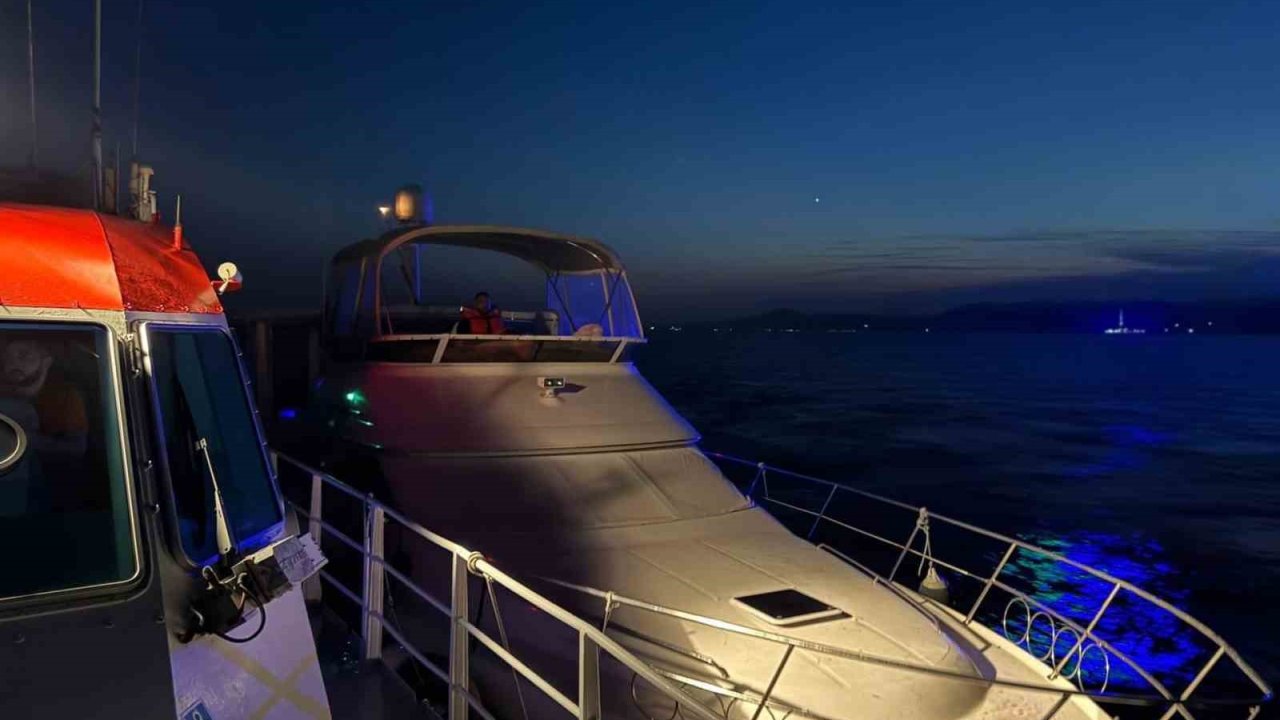 Çanakkale Boğazı’nda içinde 2 kişinin bulunduğu sürüklenen tekne kurtarıldı