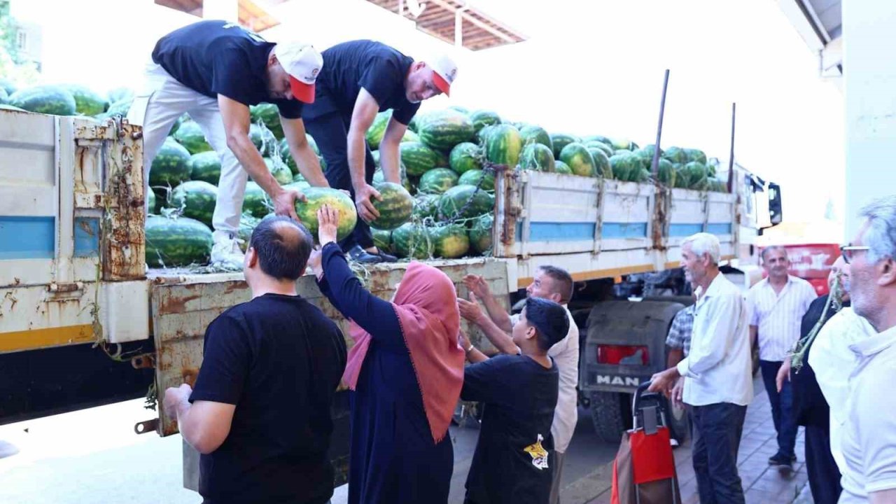 Üreticinin karpuzu Büyükşehir eliyle ihtiyaç sahibine ulaştırılıyor