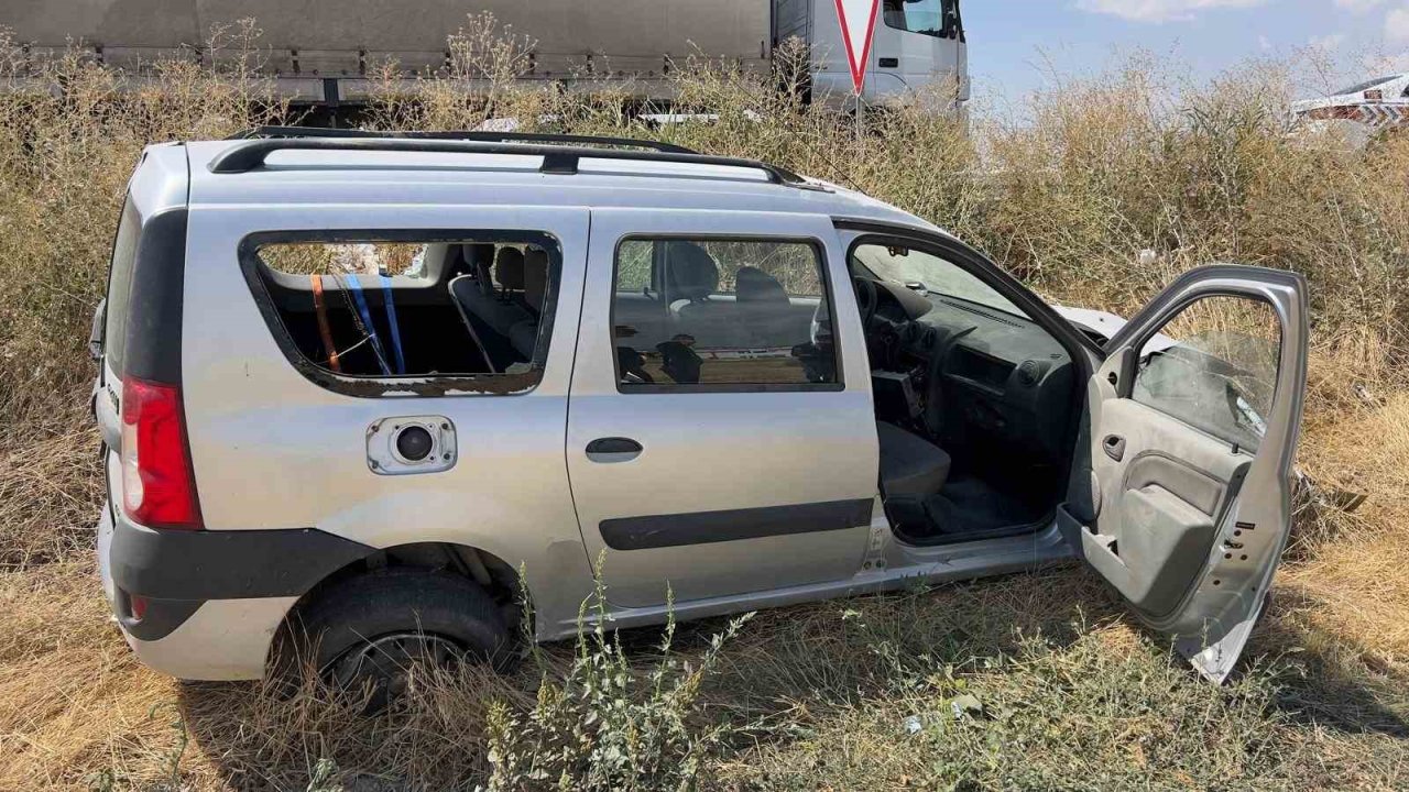 Sarampole giren otomobilde 2 kişi yaralandı