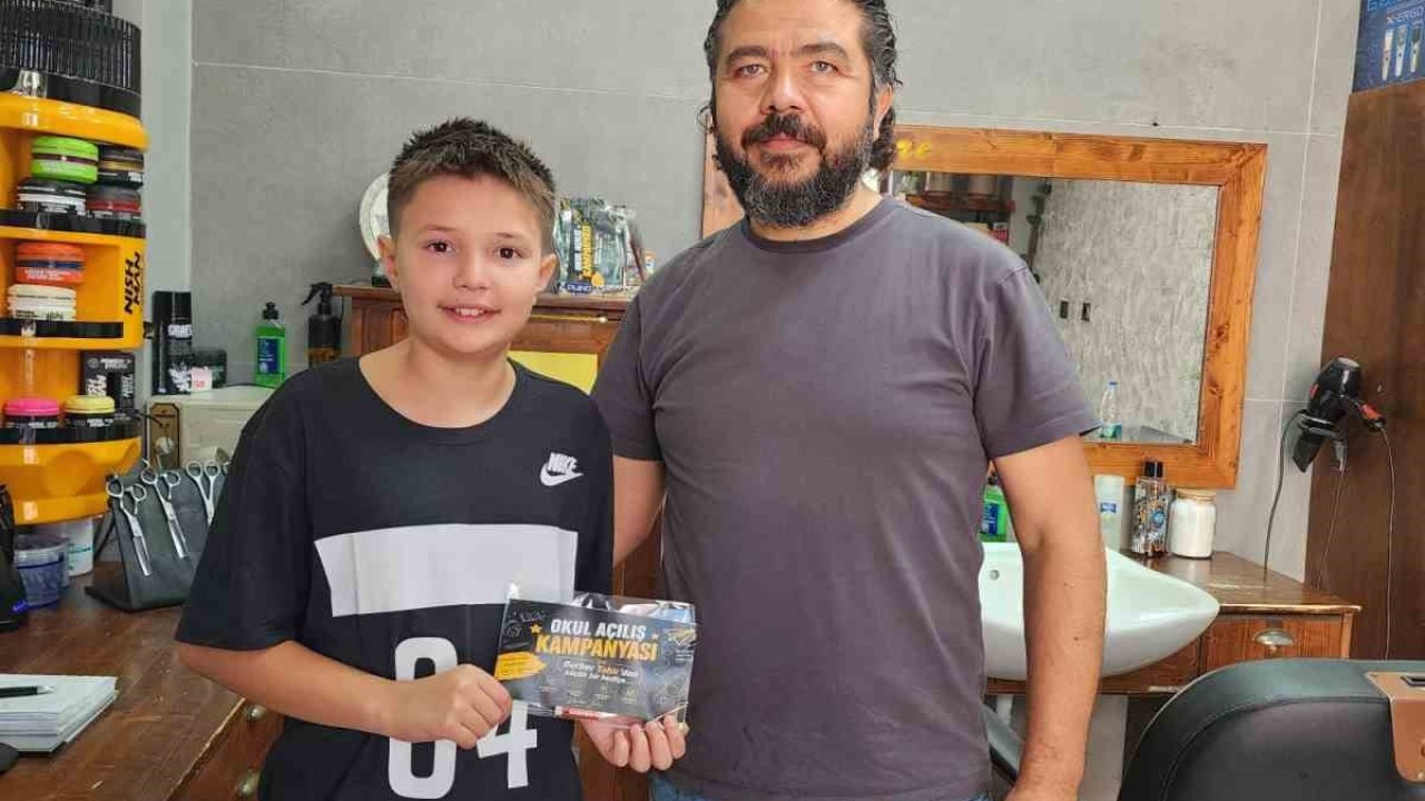 Berberden okul öncesi traş olmaya gelen öğrencilere anlamlı hediye