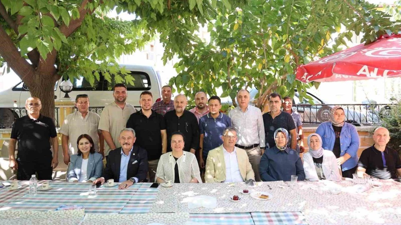 Başkan Subaşıoğlu, AK Parti’ye katılan 15 kişiye rozet taktı