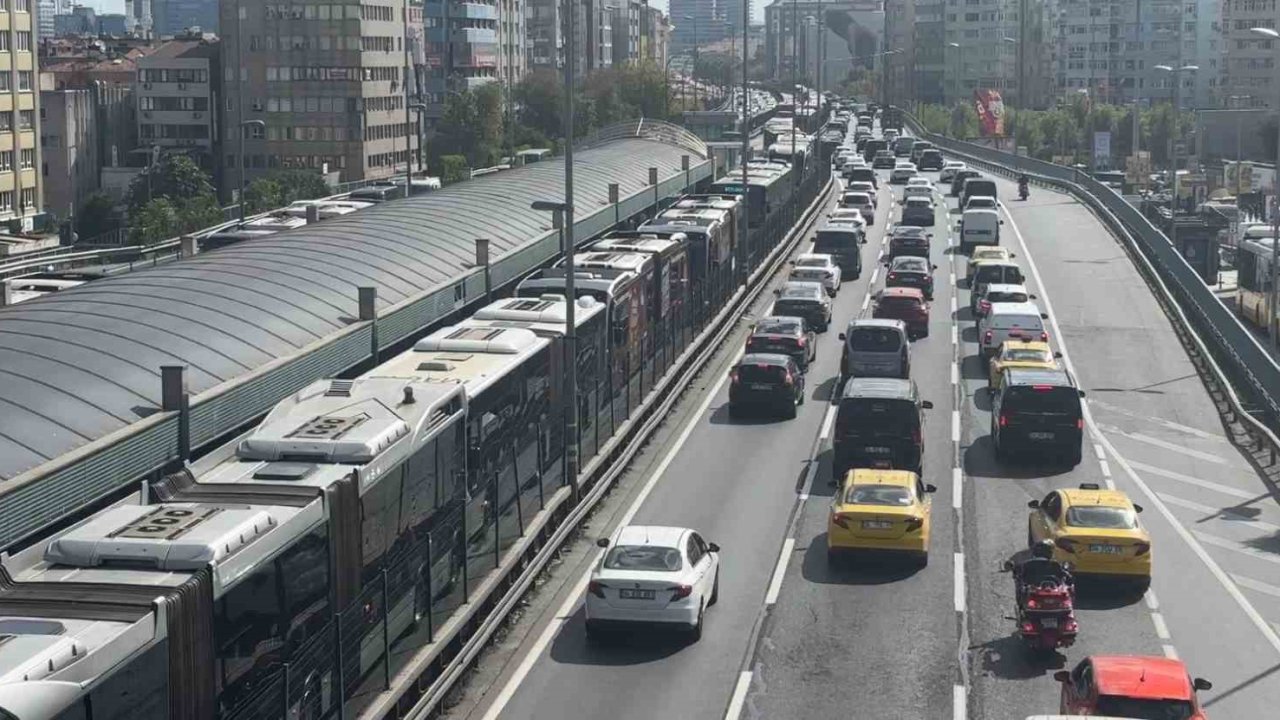 Mecidiyeköy’de arızalanan metrobüs yoğunluğa neden oldu