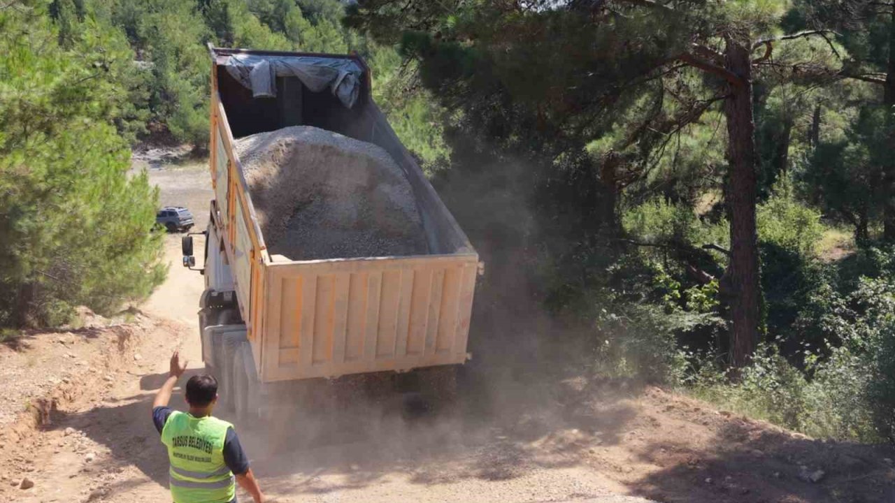 Tarsus’un kırsal mahallelerinde ulaşım için yol mesaisi