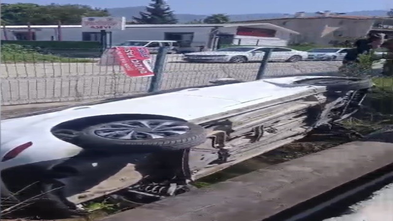 Osmaniye’de çarpışan otomobillerden biri kanala düştü