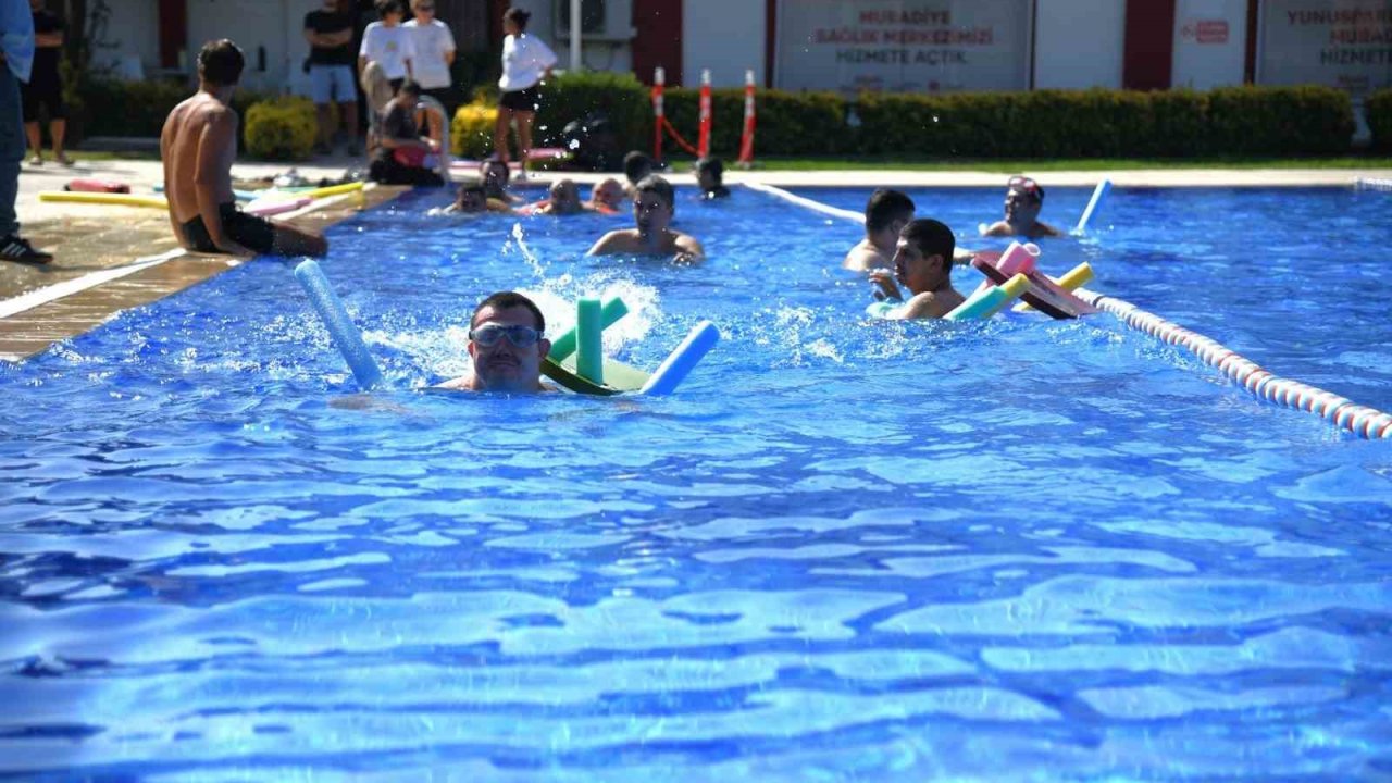 Özel bireylerden havuz keyfi